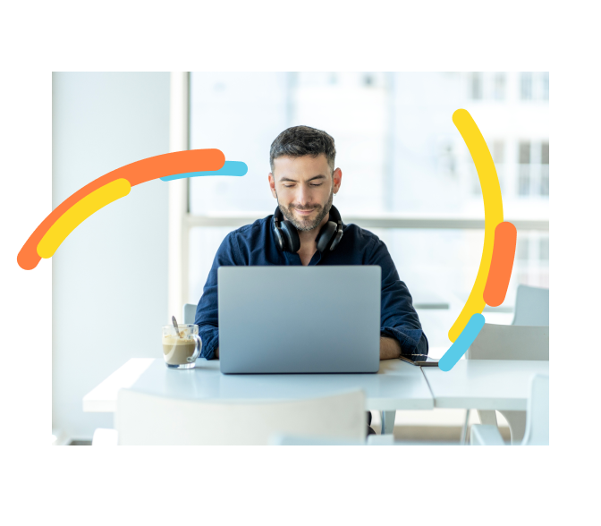 Foto de un hombre con diadema de sonido ubicada en el cuello, mientras trabaja en su computador portátil leyendo la política de protección de datos de Leasing Bancolombia.