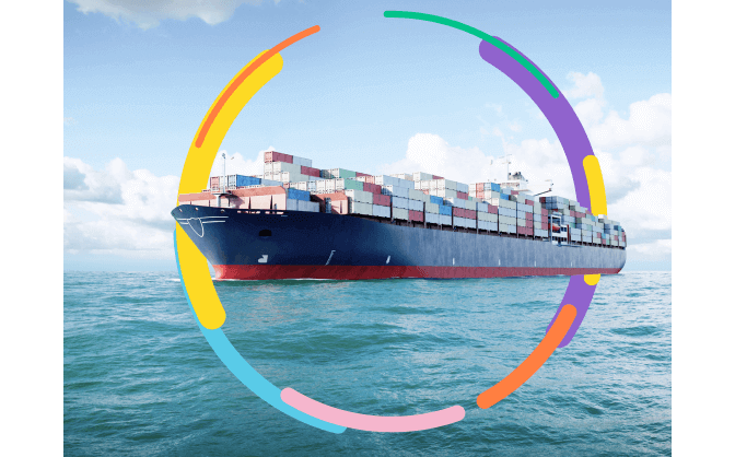 Foto de un barco de carga de importación en el mar. Con Leasing de importación en Colombia se podrá acceder a una financiación para adquirir activos necesarios para el negocio.